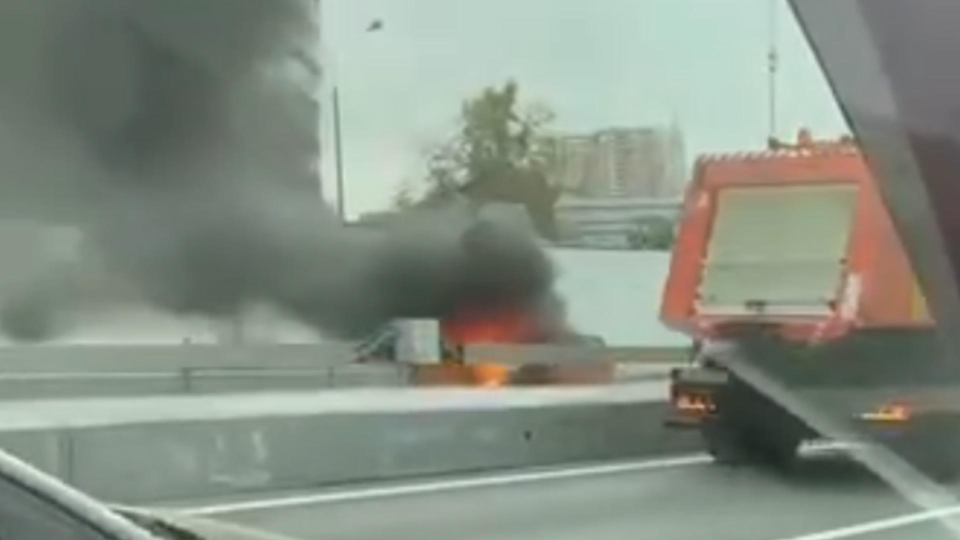 Машина загорелась в Москве на выезде из тоннеля. Видео