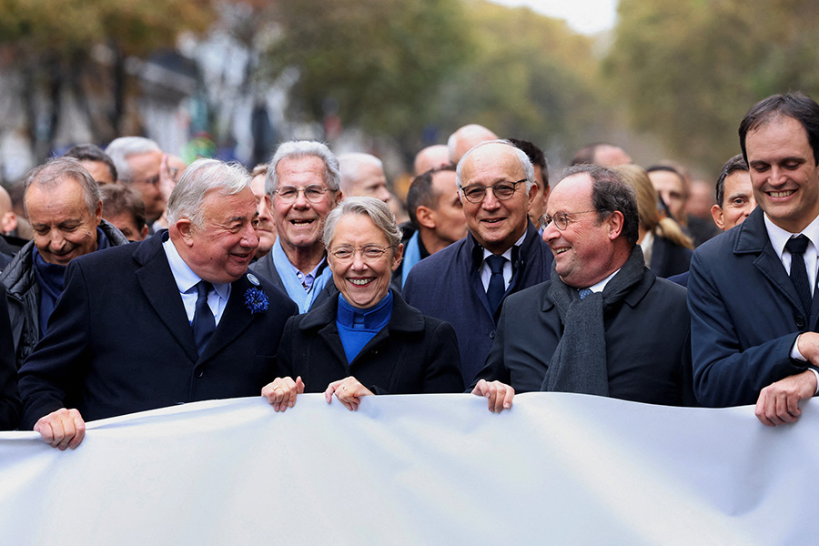 Председатель Сената Жерар Ларше, премьер-министр Франции Элизабет Борн&nbsp;и бывший президент Франции Франсуа Олланд