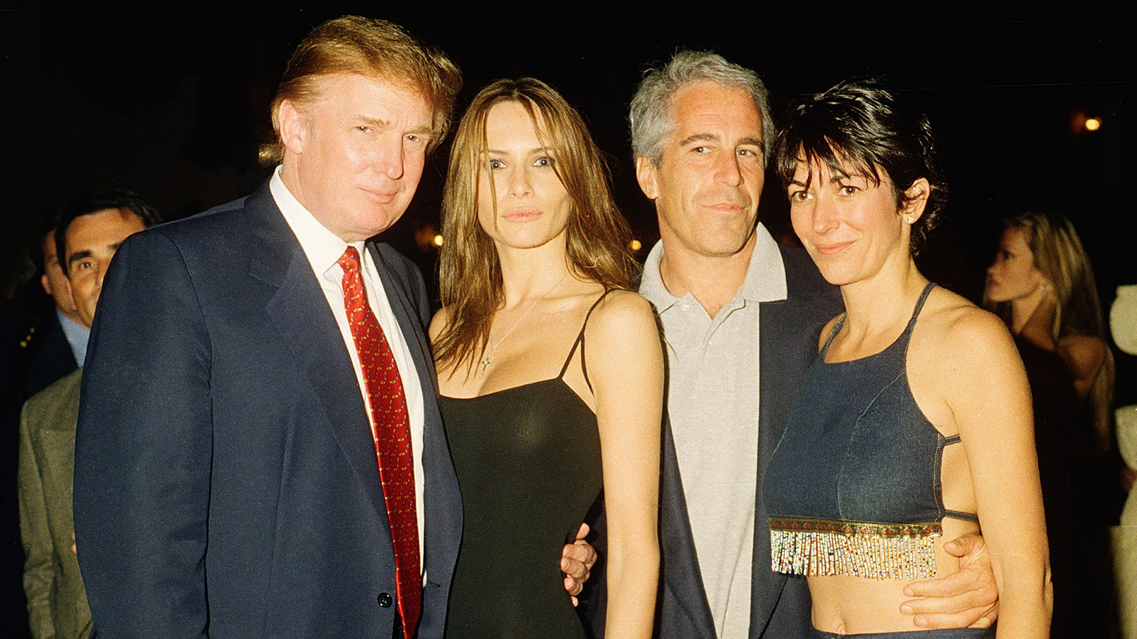 <p>На фото: будущий президент США Дональд Трамп и его подруга (и будущая жена), бывшая модель Мелания Кнаусс, финансист (и будущий осужденный за сексуальные преступления) Джеффри Эпштейн и британская светская львица Гислейн Максвелл позируют вместе в ночном клубе, Палм-Бич, Флорида, 12 февраля 2000 года</p>