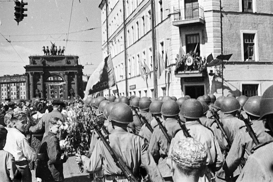 Ленинградцы приветствуют колонну воинов-победителей на проспекте Стачек.