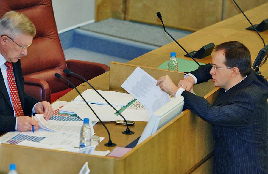 Вице-спикер Госдумы Олег Морозов и депутат Госдумы России Владимир Мединский во время пленарного заседания Государственной думы, Москва, 10 февраля 2006 года