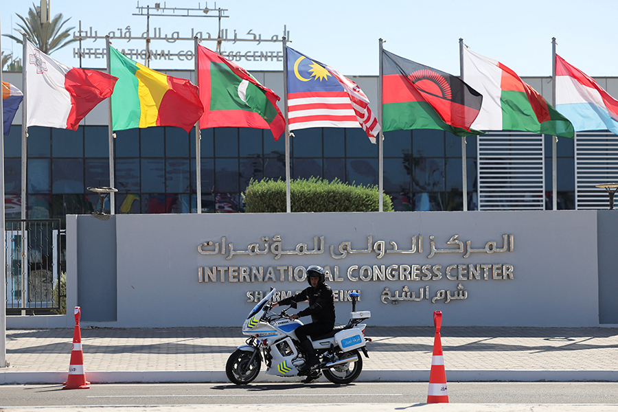 В тот&nbsp;же день 13 октября в Египте запланирован международный саммит, на нем ожидается участие более 20 лидеров государств Ближнего Востока, Африки и Европы, встреча пройдет под председательством Дональда Трампа и президента Египта Абдул-Фаттаха Ас-Сиси (на фото&nbsp;&mdash; Международный конгресс-центр в Шарм-эш-Шейхе). 