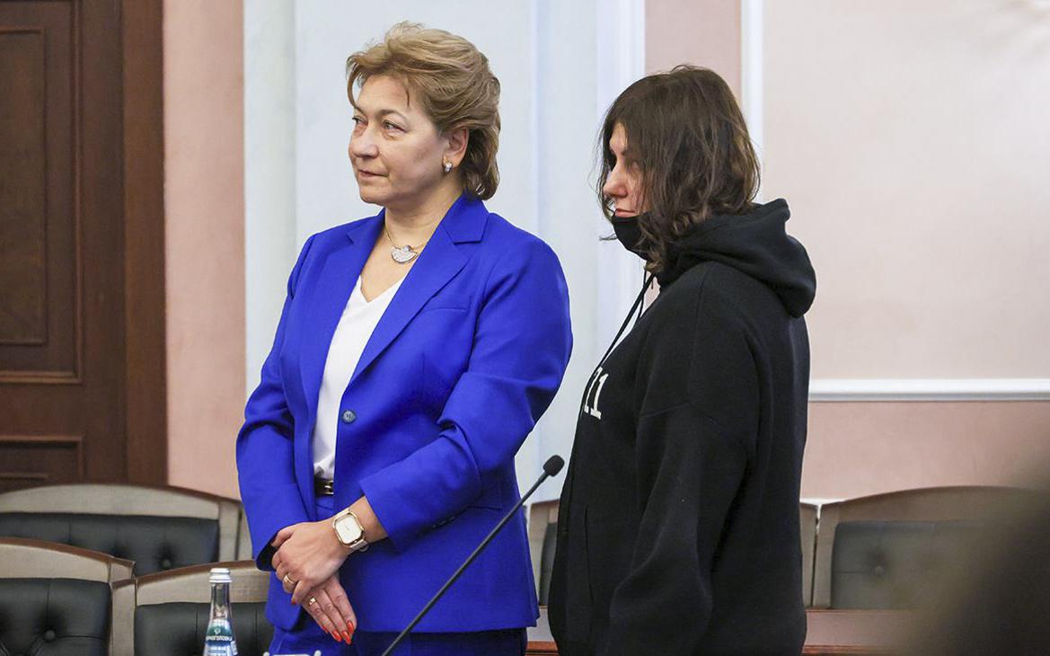 Долина и Лурье поспорили о сроках выселения певицы