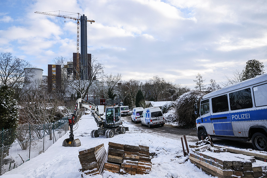Ремонтная техника на месте повреждения электрических кабелей на мосту в Берлине