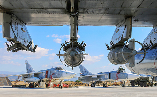 Российские фронтовые бомбардировщики Су-24М на&nbsp;аэродроме Хмеймим перед&nbsp;вылетом на&nbsp;боевое задание