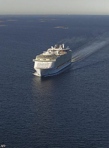 Один из крупнейших в мире лайнеров Allure of the Seas 