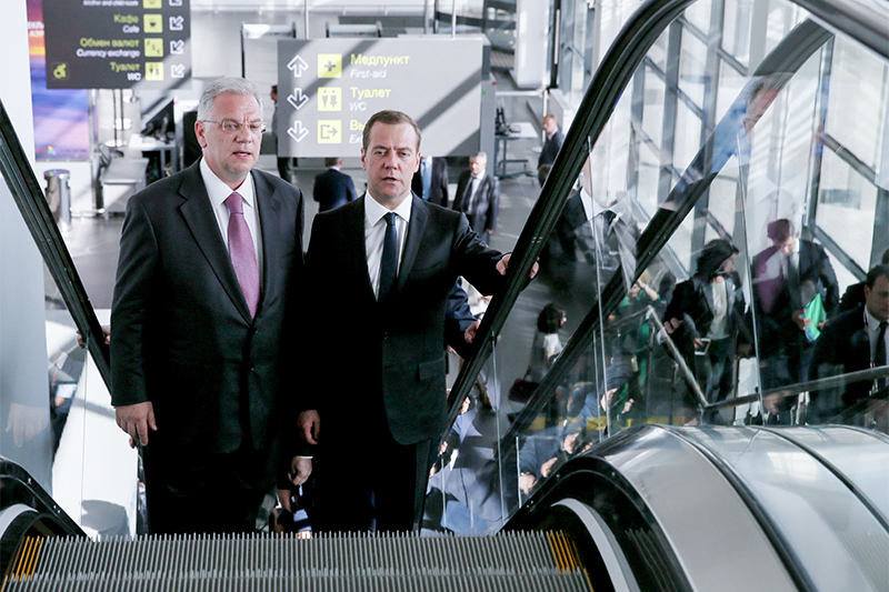 Премьер-министр РФ Дмитрий Медведев (справа на&nbsp;первом плане) в&nbsp;международном аэропорту &laquo;Жуковский&raquo;
