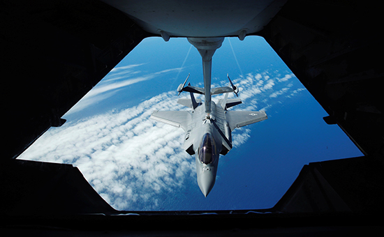 Дозаправка американского&nbsp;истребителя-бомбардировщика F-35A в воздухе




