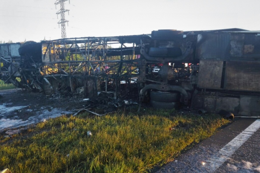 Сгоревший в аварии автобус Neoplan