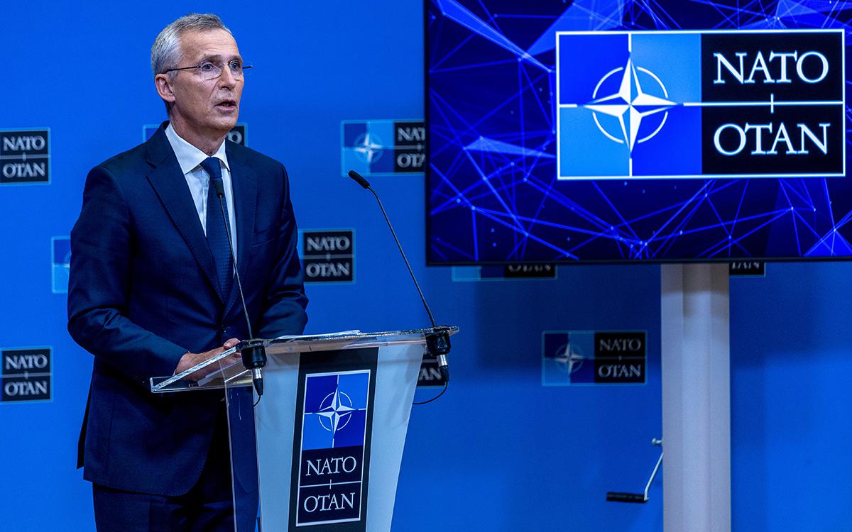 Столтенберг призвал усилить присутствие НАТО в Арктике из-за России