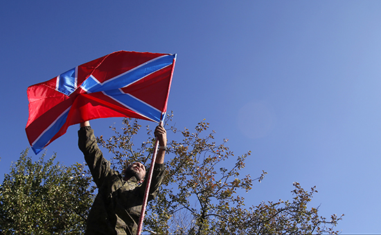 Ополченец с флагом Новороссии