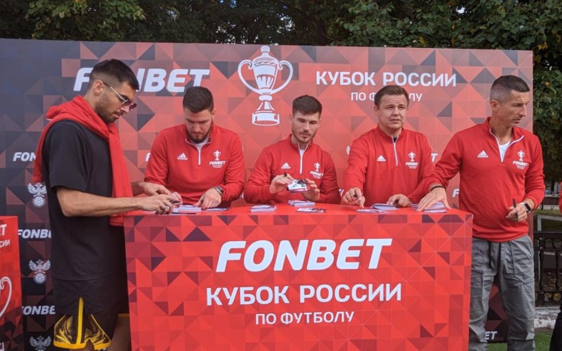 Звезды футбола вместе с трофеем Кубка России посетили Киров