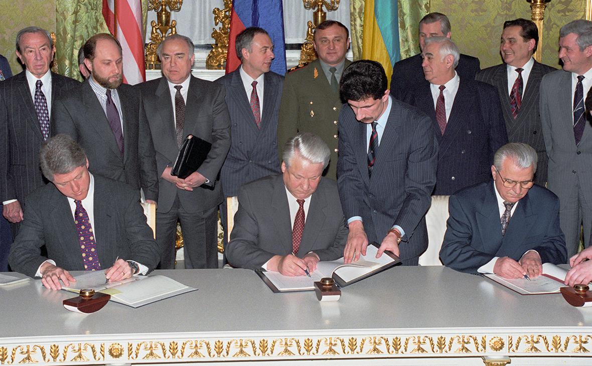 Билл Клинтон, Борис Ельцин и Леонид Кравчук&nbsp;во время подписания совместных документов