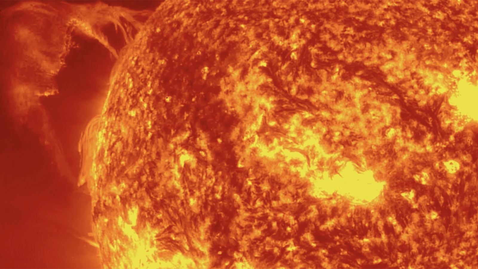 От Солнца оторвался один из крупнейших в 2025 году протуберанцев. Видео