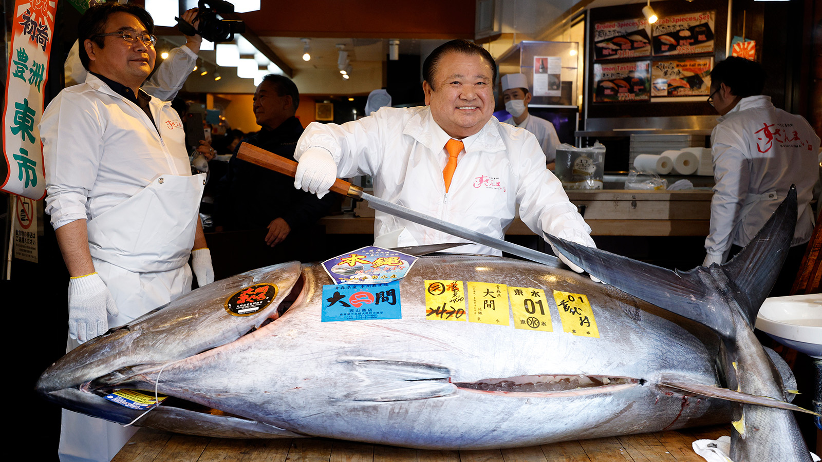 Голубой тунец весом 243 кг