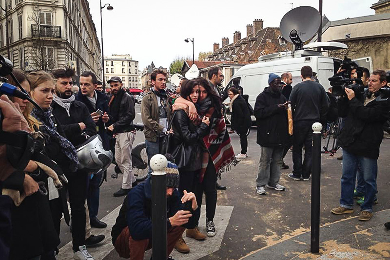 Люди возле кафе Le petit Сambodge, на которое напали террористы