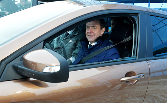 Премьер-министр РФ Дмитрий Медведев&nbsp;за рулем автомобиля&nbsp;​Lada&nbsp;Xray во время рабочей поездки в Тольятти