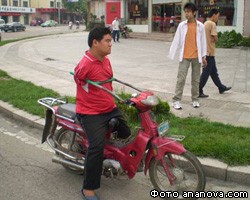 Китайские полицейские задержали безрукого мотоциклиста 