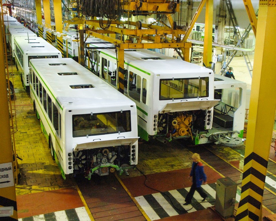 Производство автобусов на предприятии "Ликинский автобусный завод" 