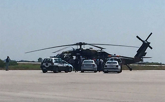 Греческие полицейские осматривают турецкий вертолет, приземлившийся в аэропорту Александруполиса. 16 июля 2016 года


