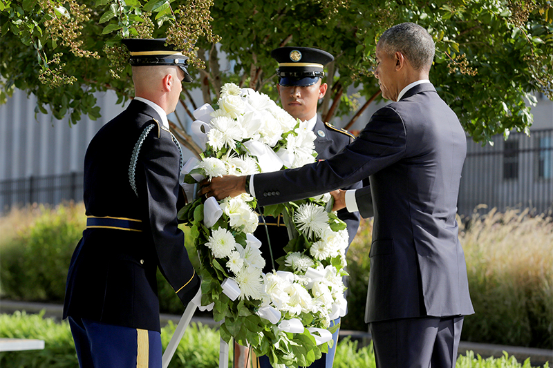 Барак Обама возлагает венок в&nbsp;память о&nbsp;жертвах трагедии. Вашингтон, США
