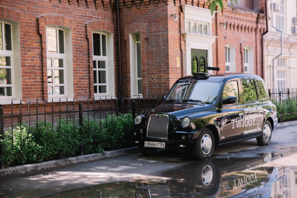 Лондонское такси&nbsp;возле новосибирского бара&nbsp;Twiggy. В марте 2016 года его выставили на продажу за 2,2 млн рублей.
