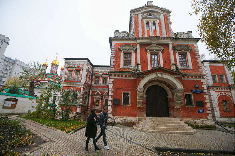 В октябре 2016 года глава юридической службы Московской патриархии игумения Ксения (Чернега) сообщила, что для передачи здания палат Аверкия Кириллова XVII&ndash;XVIII веков на Берсеневской набережной в ведение РПЦ существует достаточно оснований, отметив, что идет подготовка соответствующих документов для Росимущества.

После этого директор института Арсений Миронов, глава Союза краеведов России Владимир Козлов, председатель центрального совета Всероссийского общества охраны памятников истории и культуры Галина Маланичева и другие представители научной общественности призвали патриарха Кирилла не допустить передачи Церкви здания Института культурного наследия в центре Москвы.

В ноябре эксперты Минкультуры отказали РПЦ в праве на Институт культурного наследия