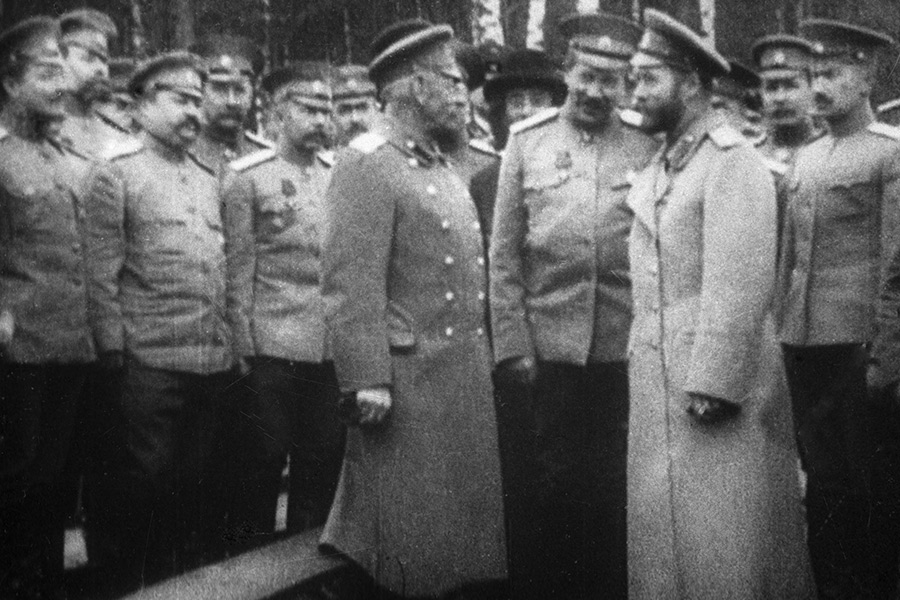 Николай II (на переднем плане справа) и&nbsp;Михаил Алексеев (на переднем плане слева). 1915 год



