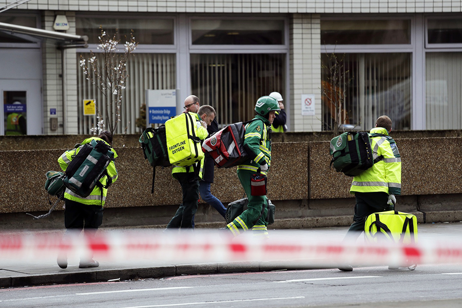 Спасатели у здания британского парламента


