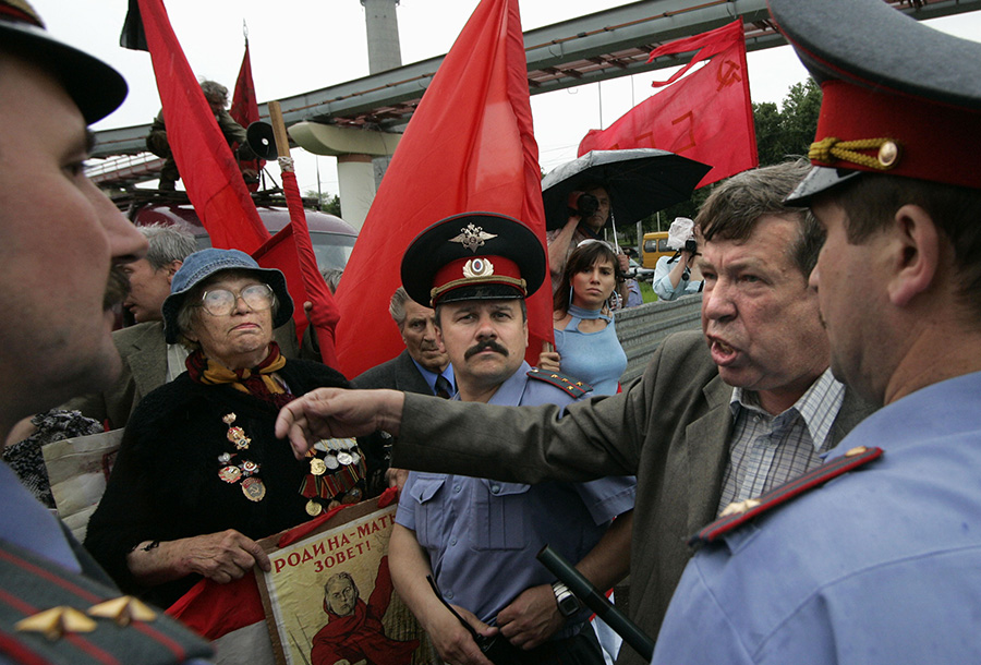 Лидер &laquo;Трудовой России&raquo; Виктор Анпилов (справа) во время марша ветеранов в Москве. 22 июня 2004 года
&nbsp;
