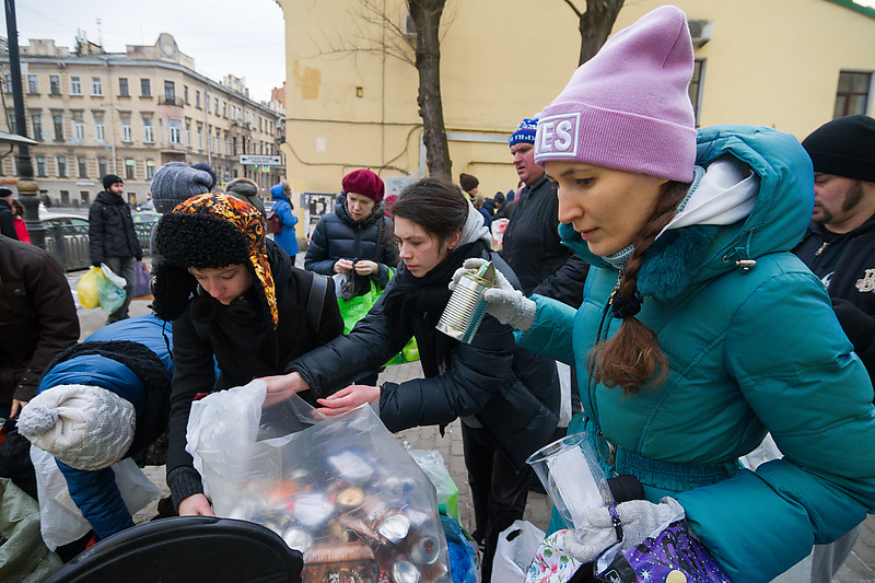 Акция по раздельному сбору мусора на улице Марата в Петербурге