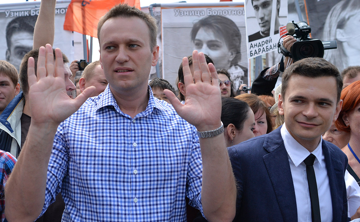 Алексей Навальный и Илья Яшин (справа)
