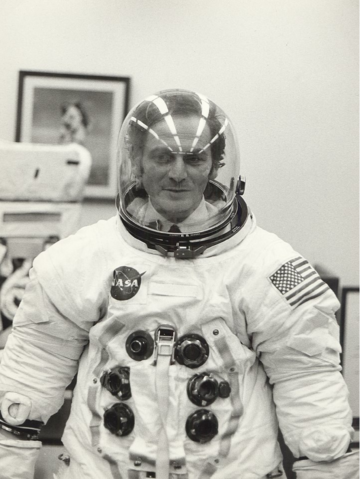 Пьер Карден в скафандре NASA, 1971