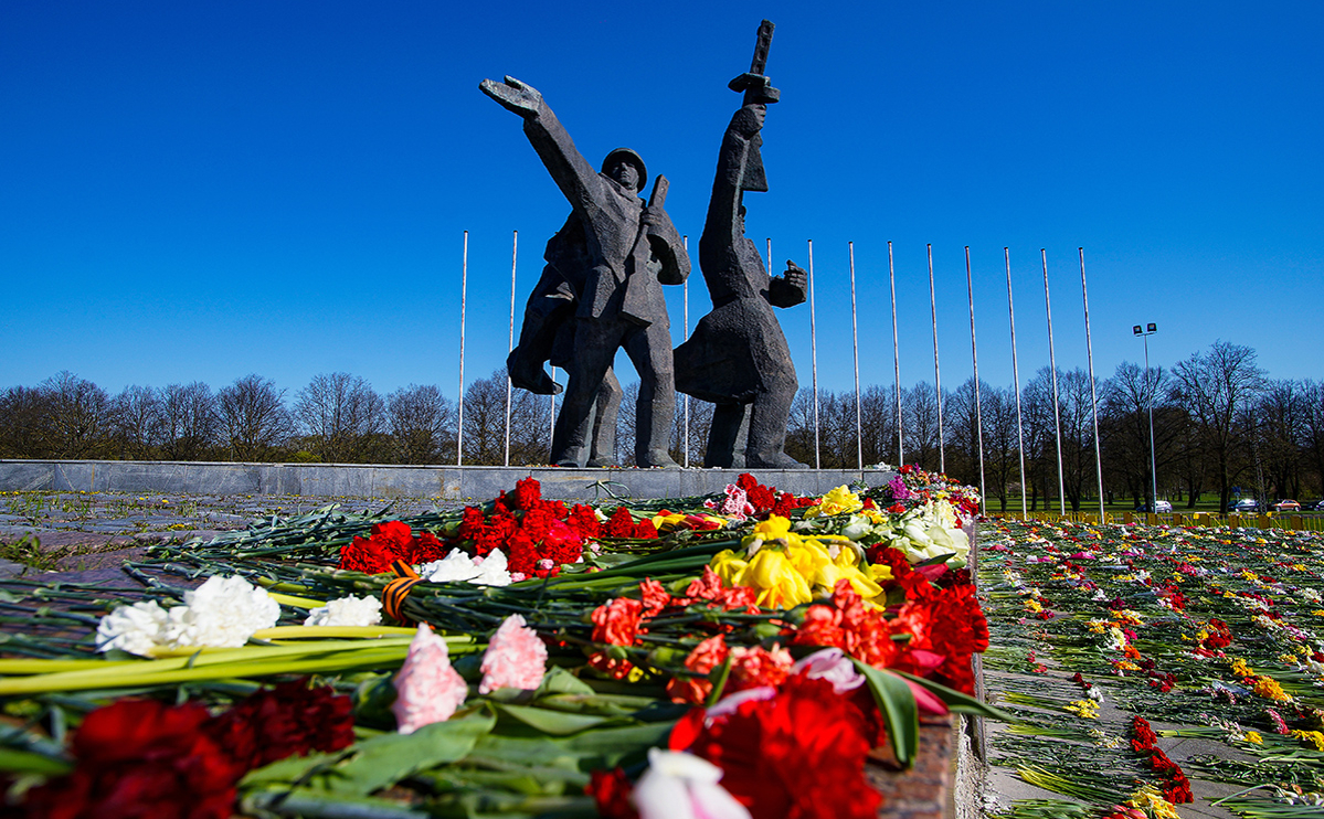 Памятник Освободителям в Парке Победы в Риге