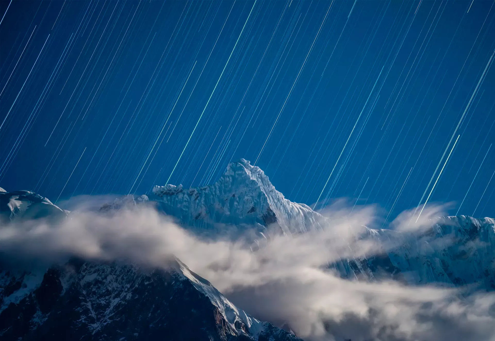 <p>Вершина&nbsp;Намджагбарва в Китае на фоне звездного неба</p>