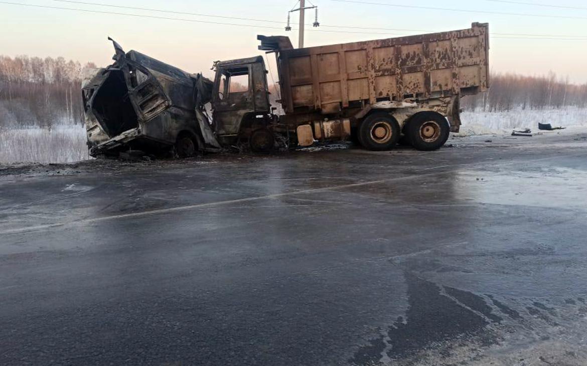 Четыре человека погибли в ДТП с грузовиком и скорой в Томской области