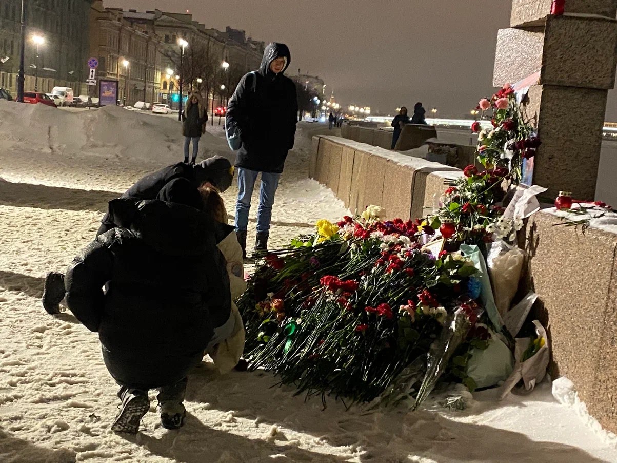 Стихийный мемориал памяти Алексея Навального на Воскресенской набережной