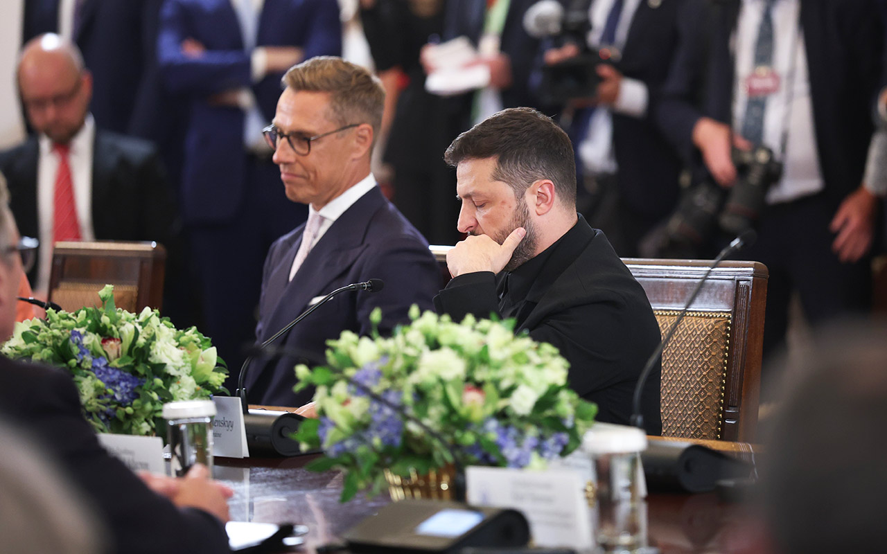 Ключевой темой переговоров стало предоставление Украине гарантий безопасности, аналогичных статье 5 Вашингтонского договора НАТО. Также политики обсуждали возможный &laquo;обмен территориями&raquo; и прекращение огня как условие для начала мирных переговоров