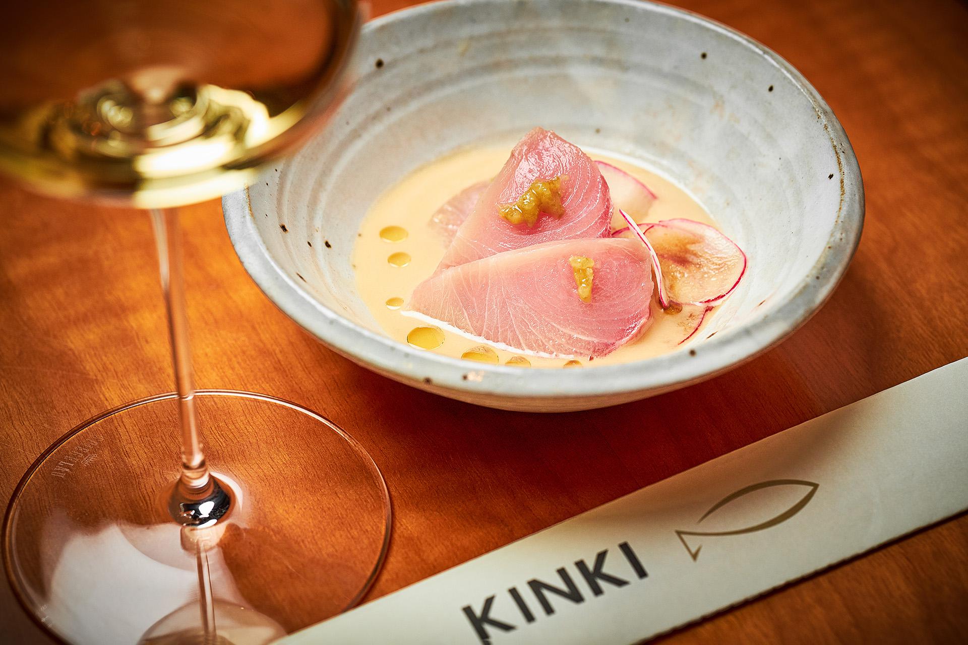 Гребешок и хамачи с соусом «Юдзу-трюфель» в ресторане «Кофемания» Kinki