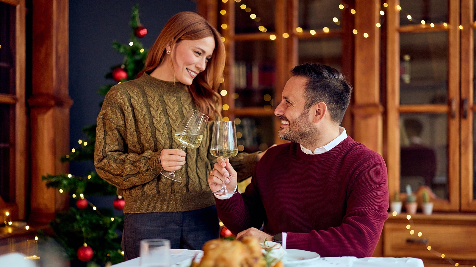 Перед праздником люди часто испытывают давление из-за необходимости «выбрать правильный сценарий» — с семьей, партнером или самостоятельно