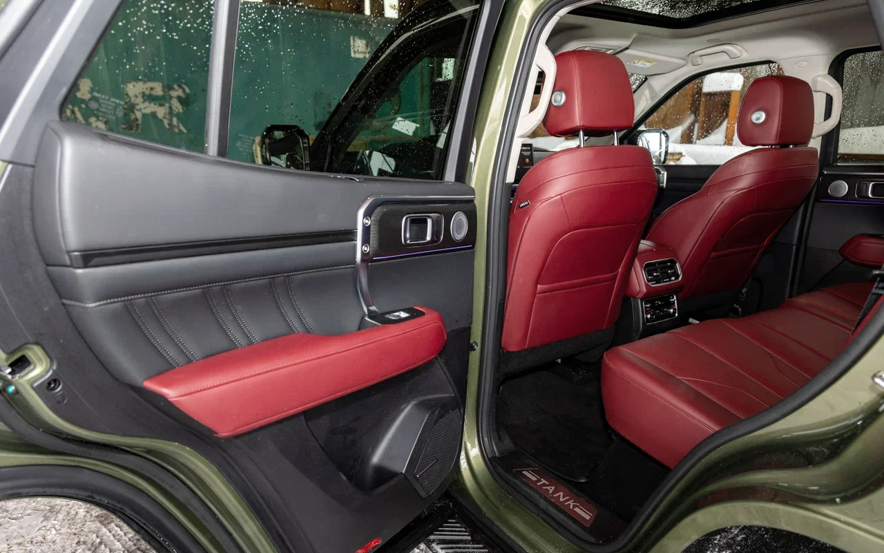 Tank 400&nbsp;&mdash; про внимание к мелочам. К примеру, даже&nbsp;на втором ряду есть металлические вставки и солнцезащитные шторки на окнах