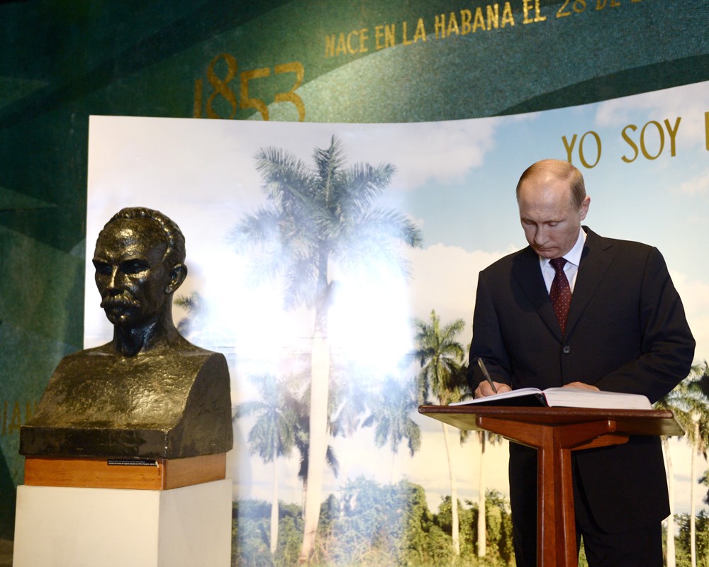 Президент России Владимир Путин во время посещения музея национального героя Хосе Марти на площади Революции в Гаване, Куба