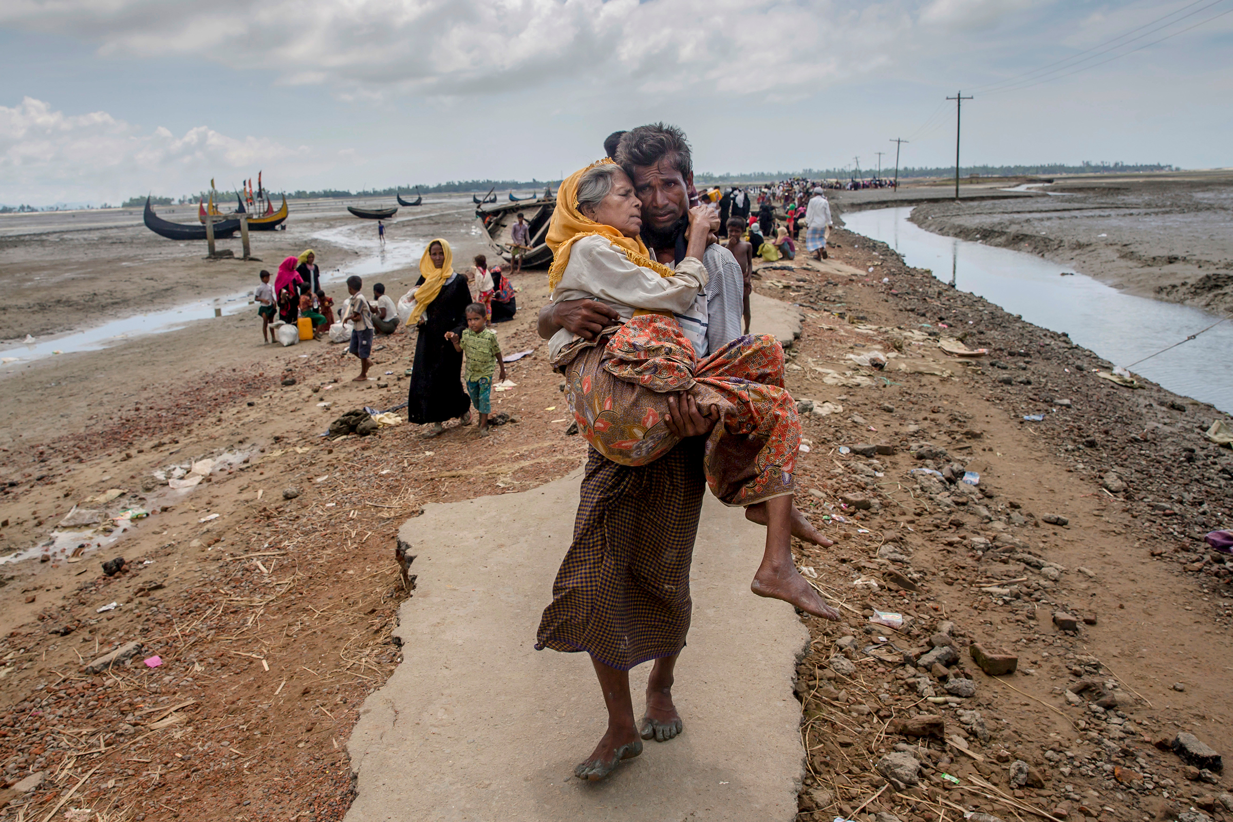 По данным ООН, к середине ноября 2017 года штат Ракхайн в Мьянме покинули 615 тыс. мусульман-рохинджа. Сами они считают себя коренным населением этой территории, а местные власти&nbsp;уже десятки лет называют рохинджа нелегальными мигрантами и пособниками террористов. В 2017 году конфликт обострился. Власти Мьянмы начали репрессии против рохинджа. Международные правозащитные организации говорят о геноциде.