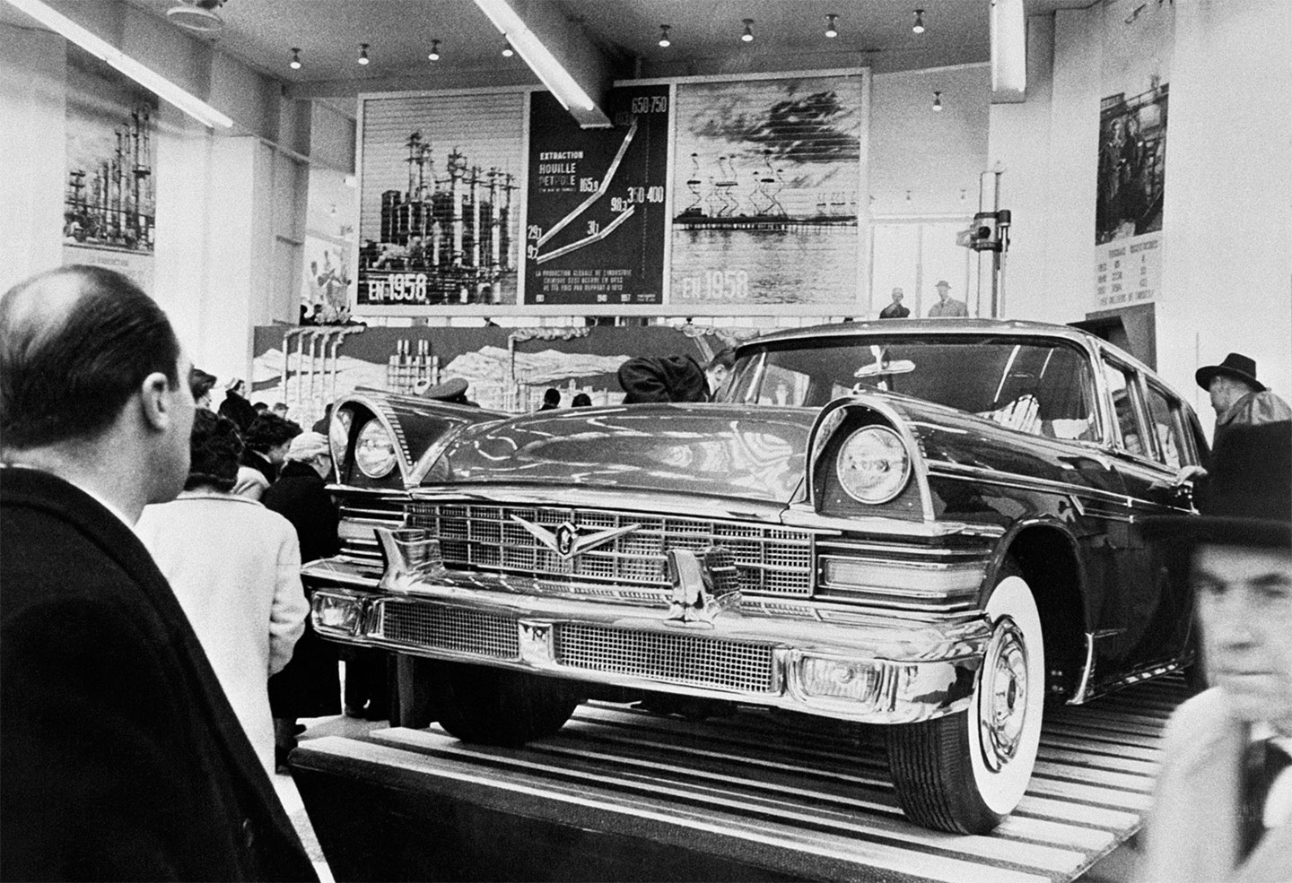 Бельгия. Брюссель. 30 апреля 1958&nbsp;г. Посетители у стенда с автомобилем ЗИЛ-111 в советском павильоне на Всемирной выставке.