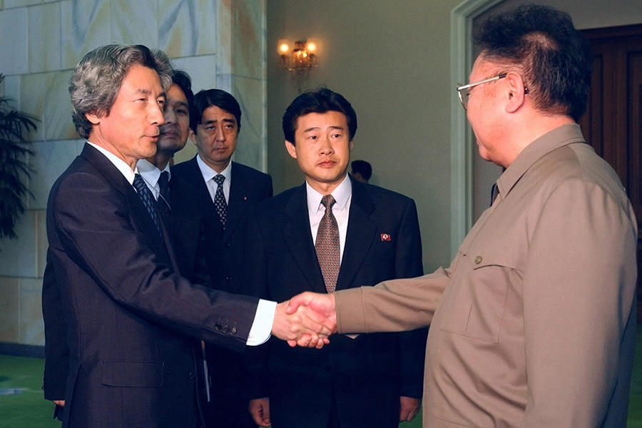 Избравшись в парламент, Абэ попадает и в правительство: он входит в аппарат премьеров Ёсиро Мори и Дзюнъитиро Коидзуми. При последнем Абэ становится главным переговорщиком с Северной Кореей по вопросу похищенных спецслужбами японцев&nbsp;и в 2002 году сопровождает премьера в поездке в КНДР.