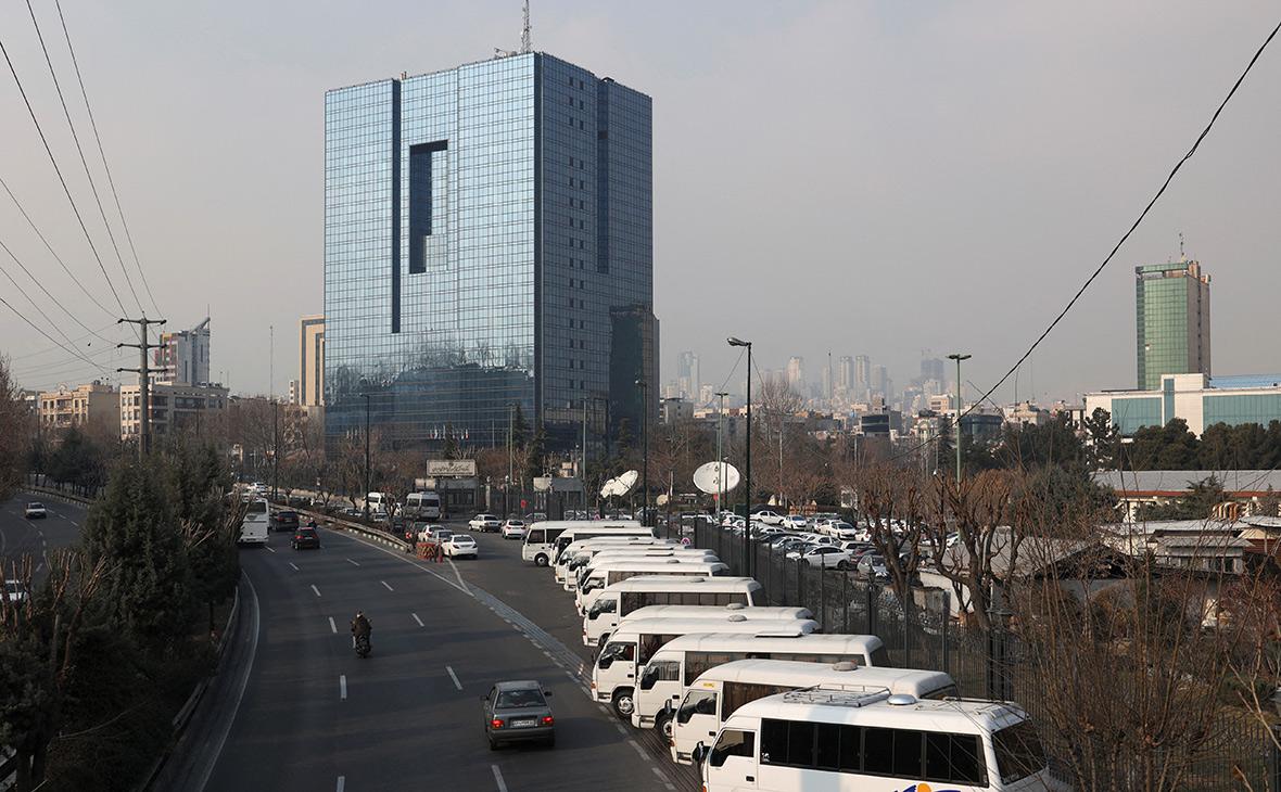 Вид на здание Центрального банка Ирана в Тегеране