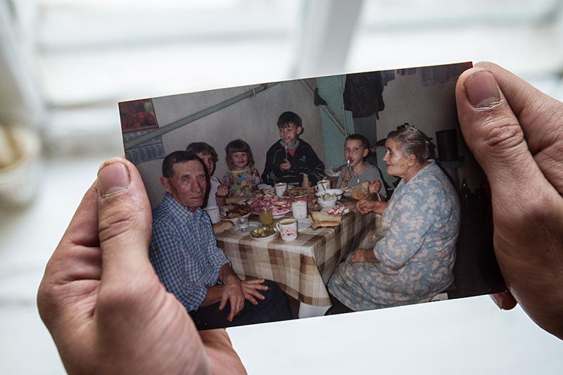 Мать Хохловых&nbsp;была лишена родительских прав в 2000 году. На фотографии оба ребенка вместе с&nbsp;бабушкой и дедушкой, к которым приезжали на каникулы из детского дома.