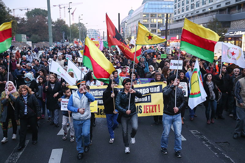 Протестная акция в поддержку сирийских курдов прошла в Германии. Члены курдской общины провели демонстрацию в Берлине в знак протеста против насилия со стороны боевиков &laquo;Исламского государства&raquo;.