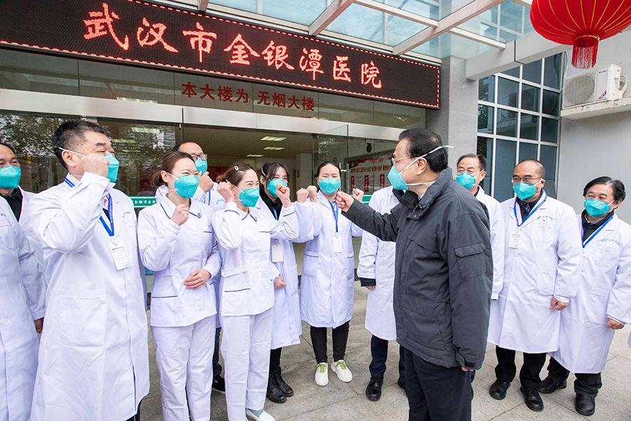 Ли Кэцян на встрече с медиками в больнице в Ухане, 27 января 2020 года