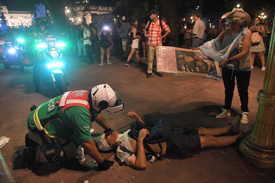 На фото:&nbsp;пострадавшему во время протестов у Национального конгресса оказывают помощь, 1 февраля
&nbsp;